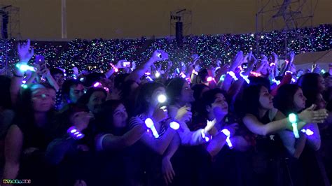 Coldplay Wristbands Light Up Audiences on a Head Full of Dreams Tour ...