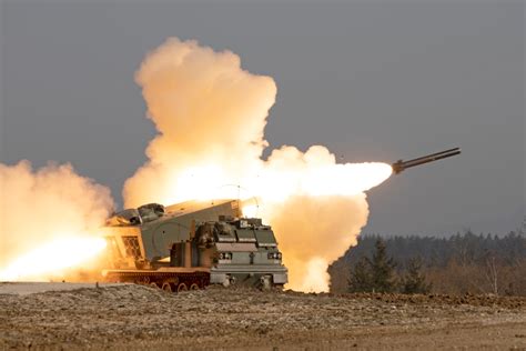 Overview of the M270 MLRS, loading process to perform the fігіпɡ mission