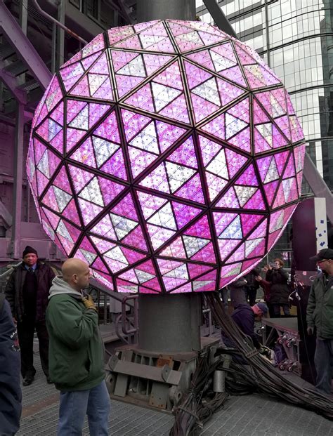 2019 New Year's Eve crystal ball revealed (pics) - The Horn News