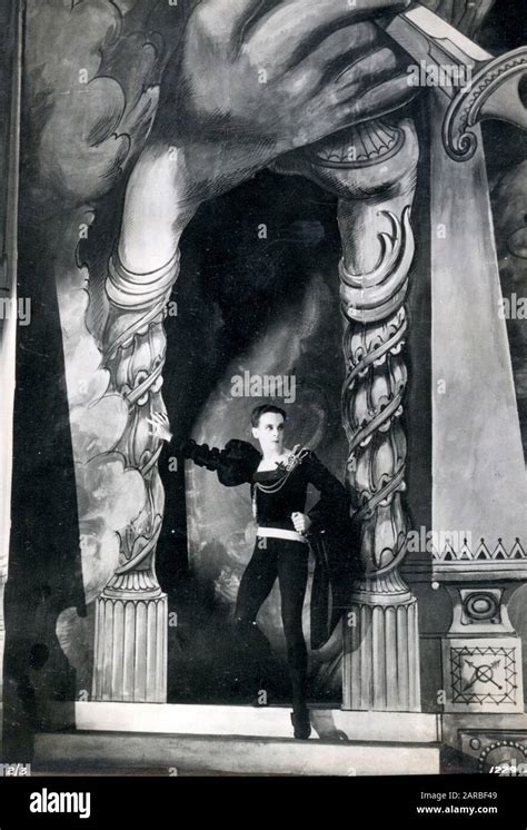 Ballet Dancer Robert Helpmann (1909-1986) as 'Hamlet' - London, New ...