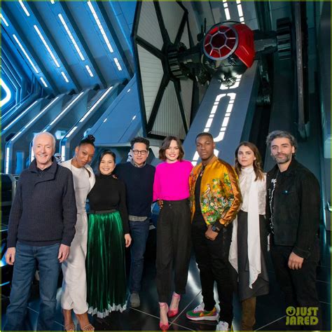 Daisy Ridley & 'Star Wars: The Rise of Skywalker' Cast Get First-Look ...