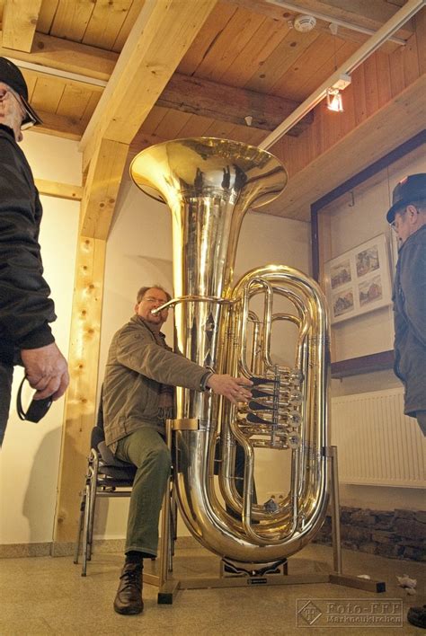 Instrument stand for a very big tuba - König & Meyer