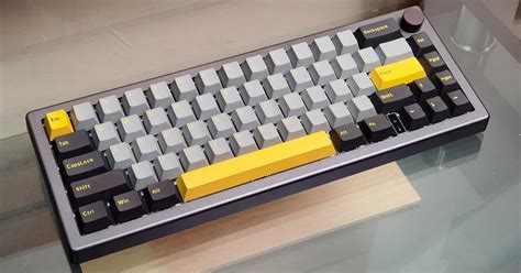 Epomaker EK68 review: wireless mechanical keyboard with hot-swappable switches | Gagadget.com