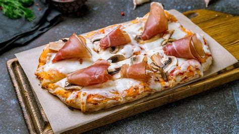 The best pizza places in Rome. Enjoy the city’s best kept secrets