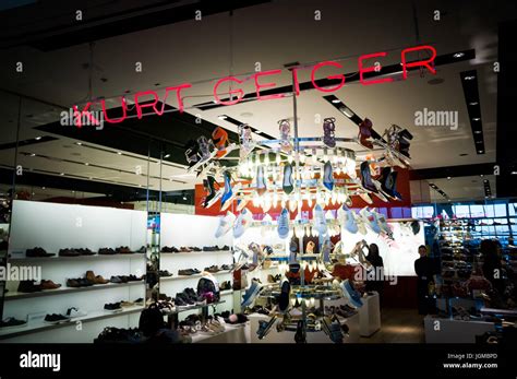 Heathrow terminal 5 shops hi-res stock photography and images - Alamy