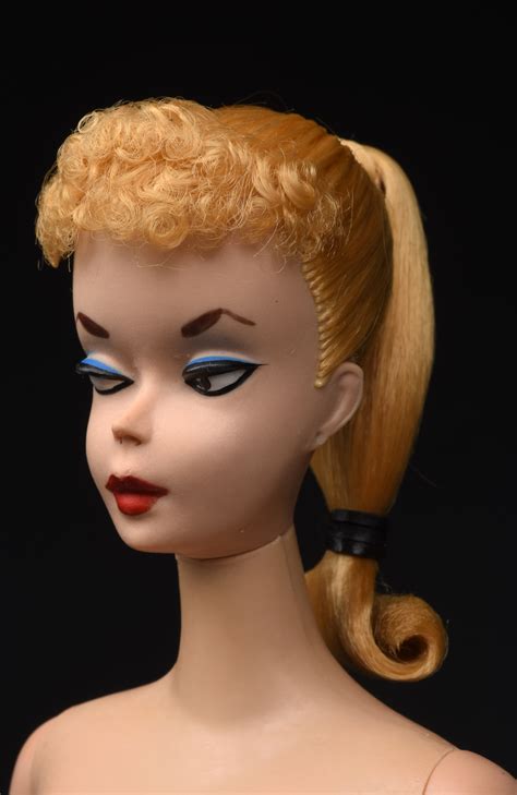 Lot Detail - 1959 VINTAGE FIRST ISSUE #1 BARBIE DOLL WITH RARE PAINTED BROWS