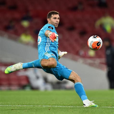 Aston Villa sign Arsenal goalkeeper Emiliano Martinez - Metro Newspaper UK