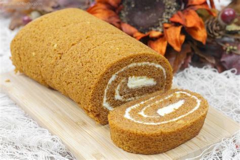 Easy Pumpkin Roll Recipe - The Soccer Mom Blog