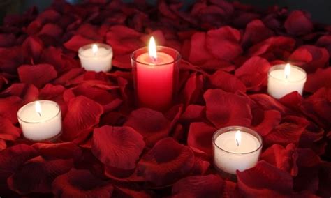 Romance package of 1000 Red rose petals plus candles