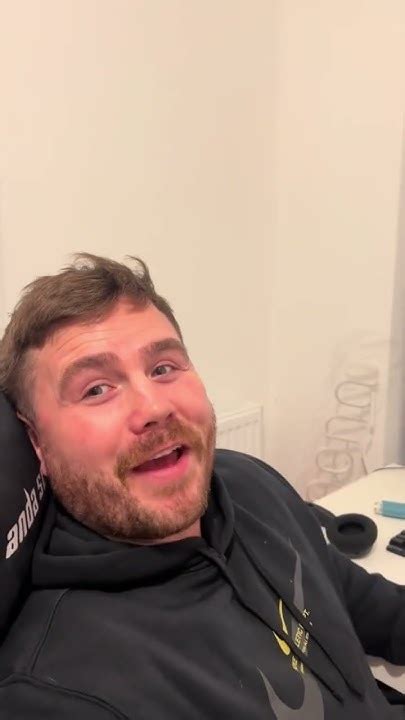 My gaming boyfriend forgot Valentine’s Day! - YouTube