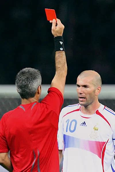 Brandao, Suarez, Zidane... Quand les joueurs de foot pètent les plombs ...