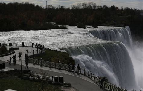 Etats-Unis : Une femme saute dans les chutes du Niagara avec ses deux ...