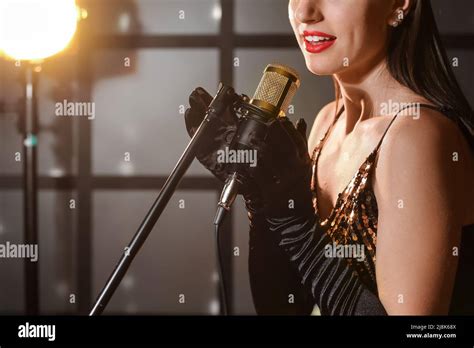 Female singer microphone elegant black Banque de photographies et d ...
