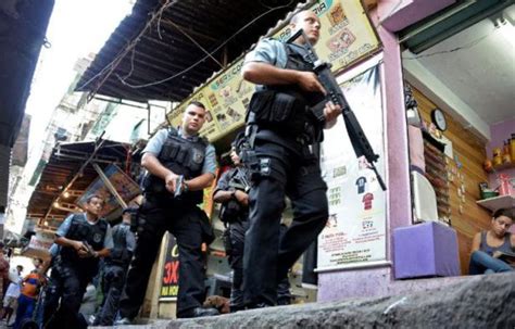 Brésil: la police investit des favelas tenues par les trafiquants