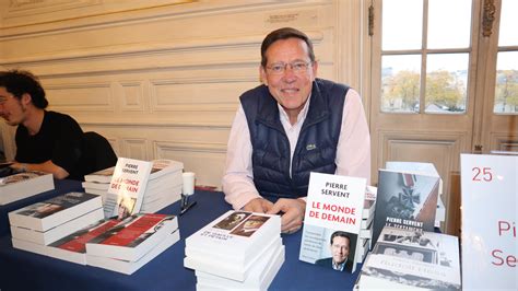 Pierre Servent en conférence dédicace au Livre bleu de Versailles