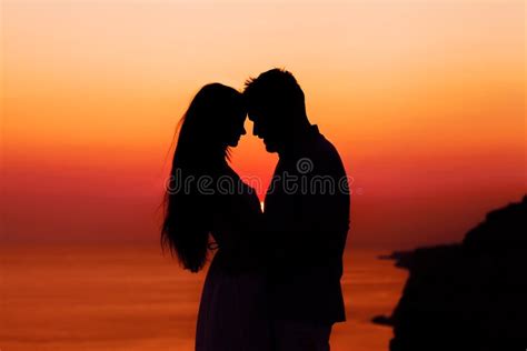 Deux Personnes Dans L'amour Photo stock - Image du beauté, soleil: 34247866