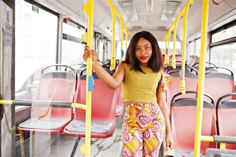 Jeune Femme Afro-américaine élégante à Bord D'un Bus | Photo Gratuite