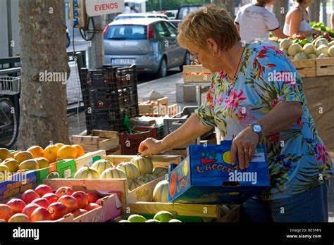 French farmers market hi-res stock photography and images - Alamy