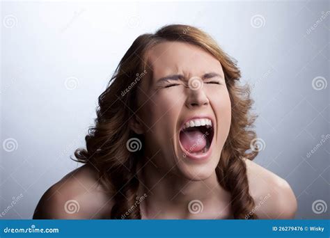 Jeune Femme Dans Le Cri De Tension Fort Photo stock - Image du tension ...