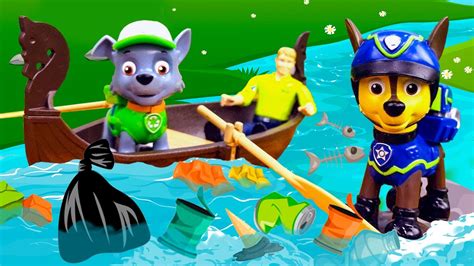 Vidéo en français pour enfants. La Pat Patrouille en jouets nettoie la rivière.