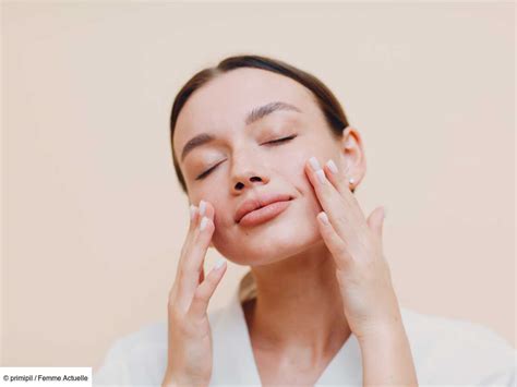 Toucher son visage peut-il vraiment provoquer de l'acné ? Une ...