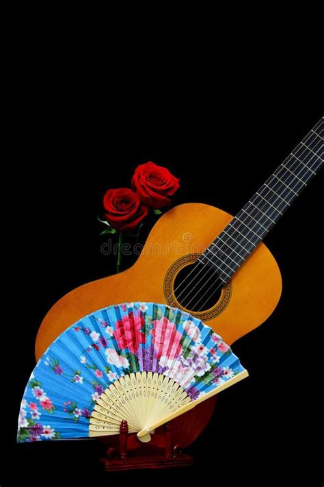 Guitare Espagnole Traditionnelle Avec Une Paire De Roses Rouges ...