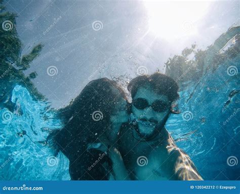 Couples Heureux Sous L'eau Dans Une Piscine Photo stock - Image du ...