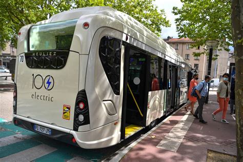 Mais que fait donc ce nouveau bus blanc sur la ligne 11 du réseau de ...