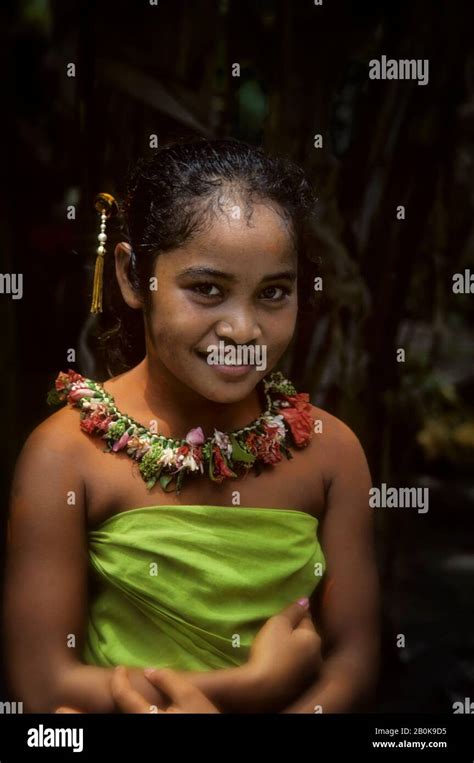 Micronesia girl hi-res stock photography and images - Alamy