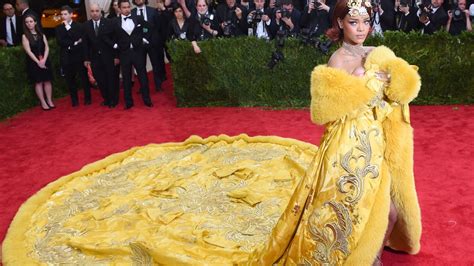 Rihanna Says She Felt Like a ‘Clown’ in Her Iconic 2015 Met Gala Dress ...