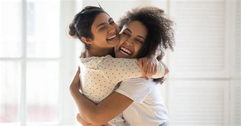 Voici la durée et la position idéales d’un câlin selon la science ...
