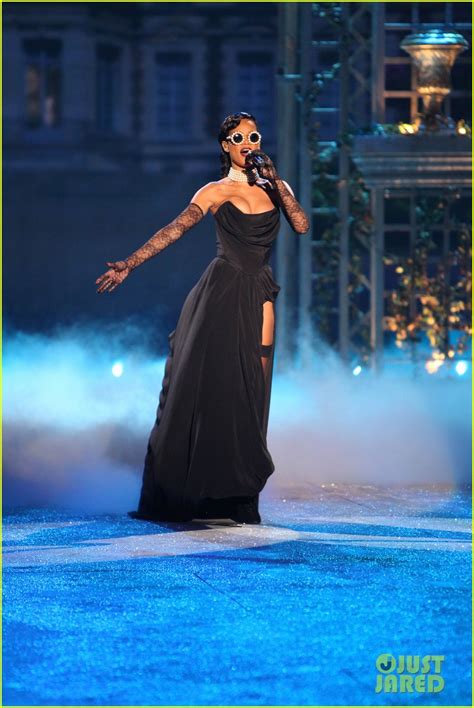 Rihanna: Victoria's Secret Fashion Show 2012 Performance!: Photo ...
