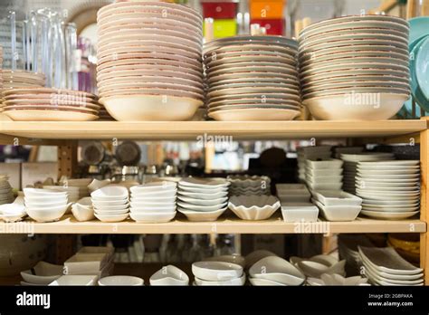 Plusieurs assiettes à vendre dans le rayon vaisselle du magasin Photo ...