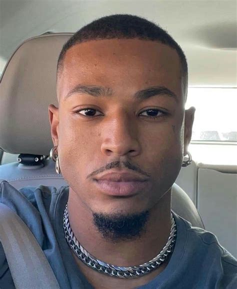 🔥Ayoub Mutanda lindo e gostoso🔥 | Haircuts for men, Dark skin men, Dark ...