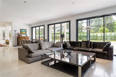 Salon chic et épuré dans une villa à Saint Etienne par l'architecte d ...