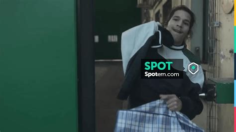 Le sweatshirt Lacoste porté par Moha La Squale dans son clip Snow | Spotern