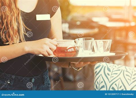 Fonctionnement De Fille Comme Serveuse Tenant Un Plateau Avec Le Th ...