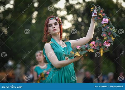 Un Danseur Dans La Robe Romaine Antique Traditionnelle Image éditorial ...