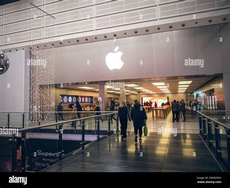 Apple brand stores Stock Photo - Alamy