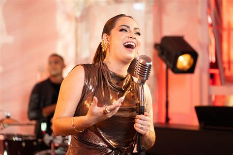 Raphaela Santos revisita os dias da banda A Favorita em EP “Timeline”