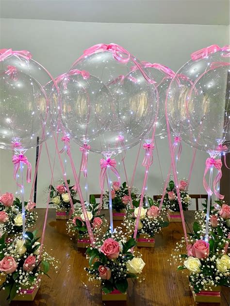 Globo burbuja con rosas naturales | Centros de mesa quinceaños ...