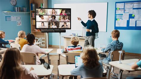 Bridging the physical and virtual classrooms with intelligent video
