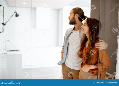 Jeunes Couples Au Nouvel Appartement Image stock - Image du assez ...