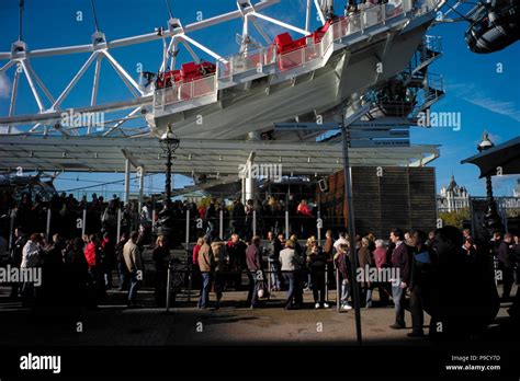 Crowd puller hi-res stock photography and images - Alamy
