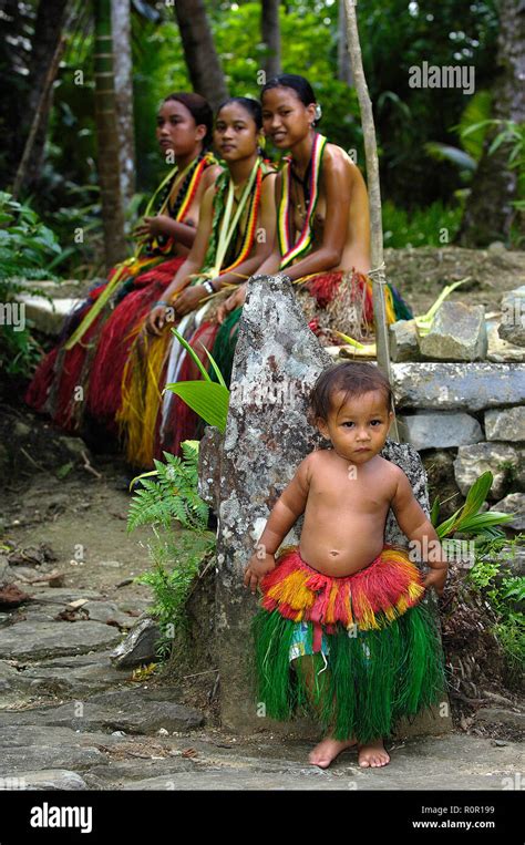 Micronesia yap women people hi-res stock photography and images - Alamy