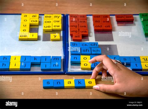 Un test de dyslexie certifié spécialiste dans un home office utilise ...