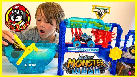 Monster Truck Toys UNBOXING 📦 Monster Jam MEGALODON MONSTER Car WASH (Dirty to Clean Color Changers)