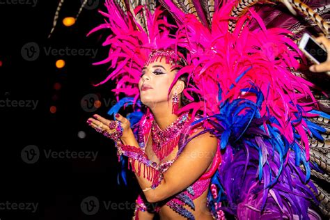 brésilien en costume de samba. belle femme brésilienne portant un ...