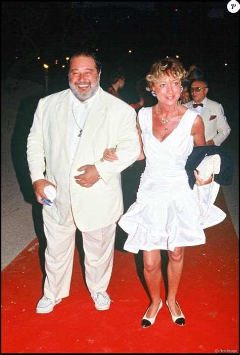 Le chanteur Carlos et sa femme Mimi au mariage de Johnny Hallyday et ...