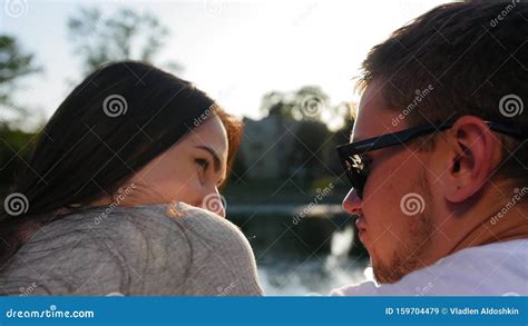 Deux Amoureux échangeant Caresses, Tendresse Et Confitures Vue Arrière ...